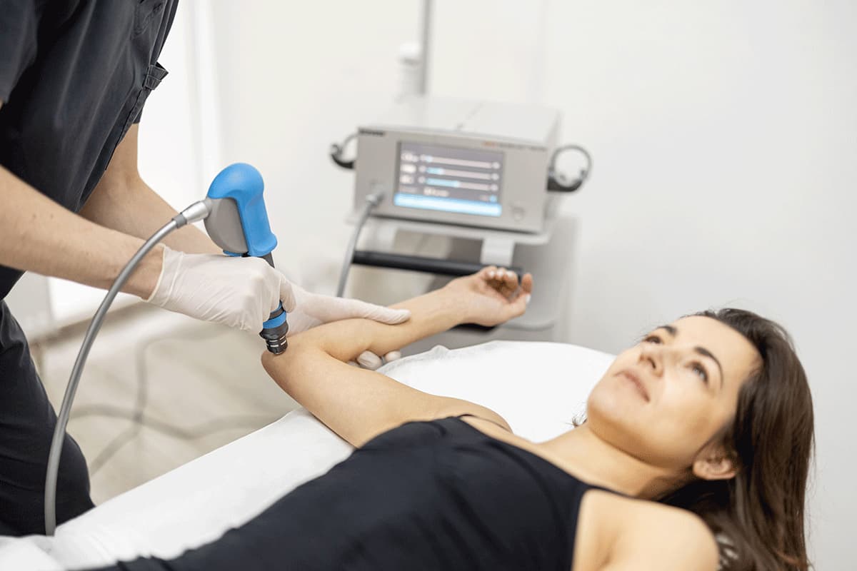 Stoßwellentherapie bei Swisskin Clinic AG